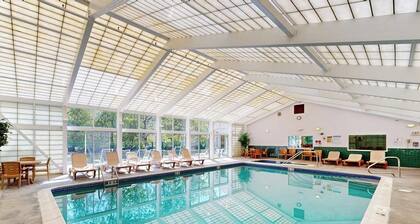 Mountainside efficiency w/ pool: walk to ski lift and town
