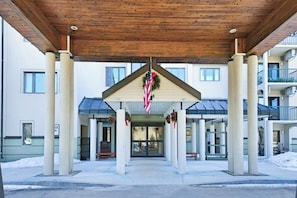 Ein Hotel mit Eingangsbereich, einer Veranda und einer amerikanischen Flagge.