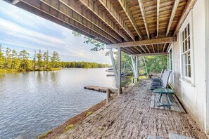 Terrace/patio - Lakefront cottage with deck, patio, firepit, AC & W/D - secluded location (Wakefield)