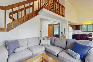 Fernseher, Kamin, Bücher