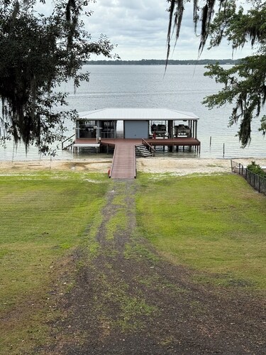 Kingsley Lake home 3/2.5 sleeps 11 with large private beach and dock
