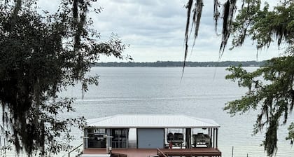 Kingsley Lake home 3/2.5 sleeps 11 with large private beach and dock