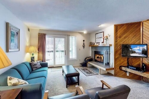 Ski-In/Out condo with patio,  mountain views, washer/dryer, & cable