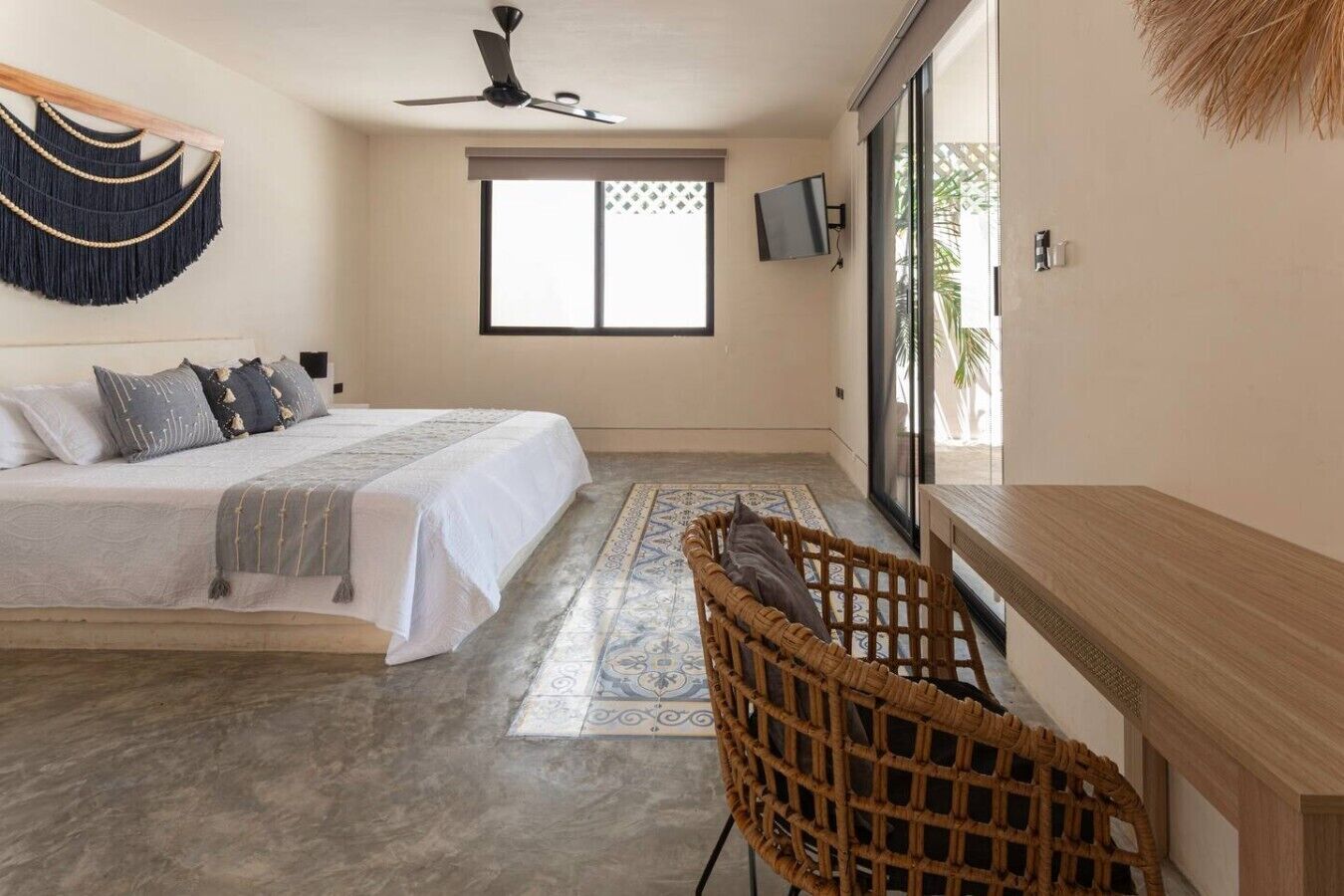 Desk, iron/ironing board, WiFi, bed sheets