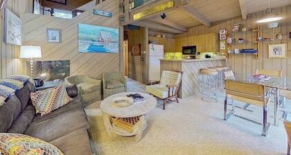 3-story condo near skiing with Ping-Pong, foosball, fireplace, balcony, & W/D