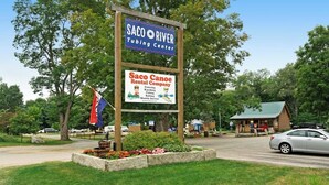 Segnale per Saco River Tubing Center e Saco Canoe Rental Company.