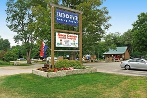 Schild für den Saco River Tubing Center und die Saco Canoe Rental Company.