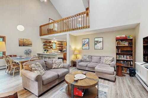 Family-friendly mountain townhome w/ shared pool - right in town