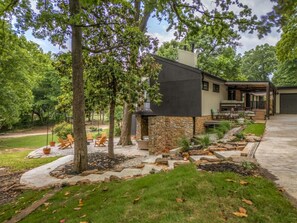 Outdoor dining - Ultimate Family Getaway | Kids Loft + Firepit (Tulsa)