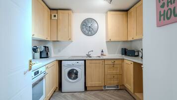 Frigorífico, horno, placa de cocina y cafetera o tetera