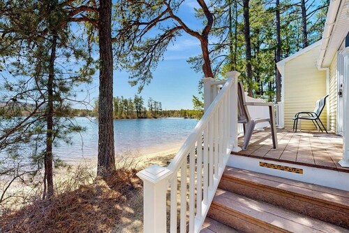 Tranquil lakefront cottage with private beach, boat slip & fishing kayak access