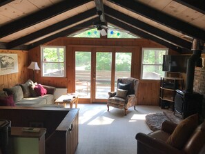 TV, fireplace, books - Two-story charming retreat w/deck, private gas grill, and private washer/dryer (North Conway)