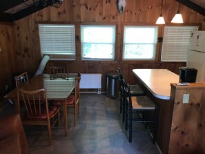 Dining - Two-story charming retreat w/deck, private gas grill, and private washer/dryer (North Conway)
