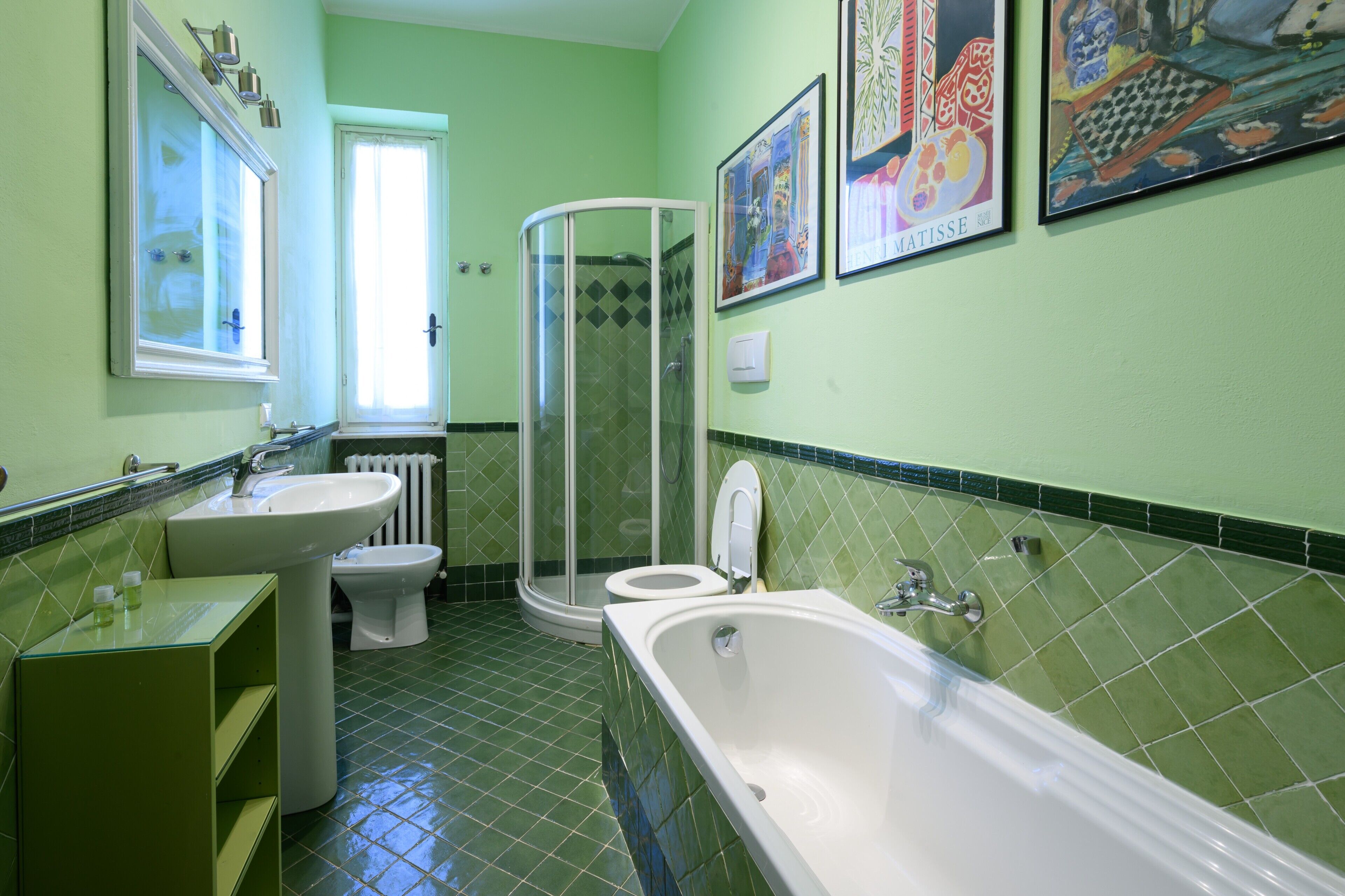 Haartrockner, Bidet, Handtücher, Seife