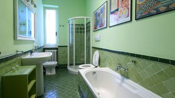 Haartrockner, Bidet, Handtücher, Seife