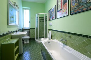 Sèche-cheveux, bidet, serviettes fournies, savon