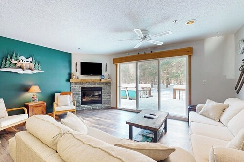 Mountain condo: centrally located to shopping, restaurants, skiing, hike & more