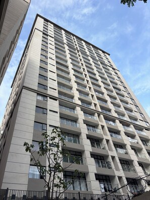 A high-rise building with multiple balconies and large windows. - 2-bedroom apartment on 18th floor in adorable Nairobi with fitness room access, (Nairobi)
