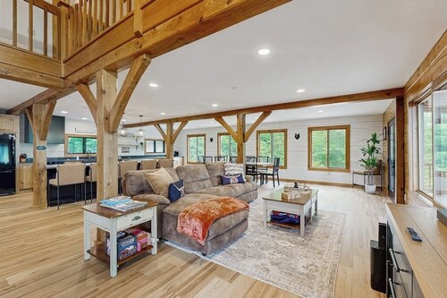 Spectacularly updated family mountain lodge w/deck & amazing views