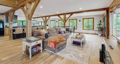 Spectacularly updated family mountain lodge w/deck & amazing views