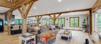 Spectacularly updated family mountain lodge w/deck & amazing views
