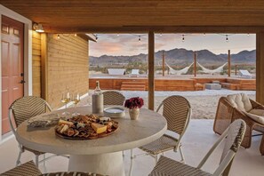 Outdoor dining - Sleeps ~6, Nowhere, Private Cinema, Sauna, Star Gazing Dome (Joshua Tree)