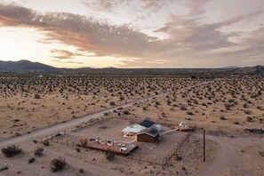 Exterior - Sleeps ~6, Nowhere, Private Cinema, Sauna, Star Gazing Dome (Joshua Tree)
