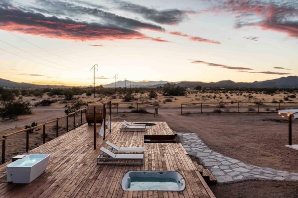 Outdoor spa tub