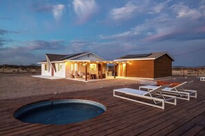 Pool - Sleeps ~6, Nowhere, Private Cinema, Sauna, Star Gazing Dome (Joshua Tree)