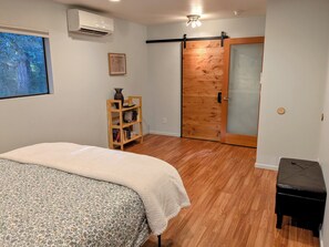 3 bedrooms, free WiFi, bed sheets, wheelchair access - Wooded Island Retreat: Hot Tub, Spa Shower & Ultimate Privacy Near Beach (Freeland)