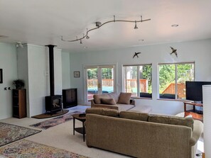 Smart TV - Wooded Island Retreat: Hot Tub, Spa Shower & Ultimate Privacy Near Beach (Freeland)