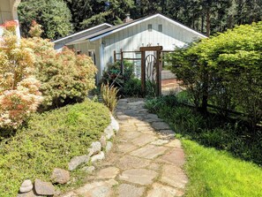 Property grounds - Wooded Island Retreat: Hot Tub, Spa Shower & Ultimate Privacy Near Beach (Freeland)