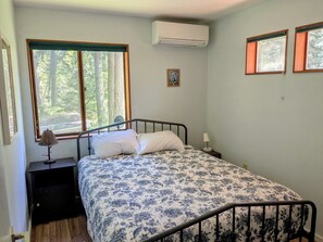 3 bedrooms, free WiFi, bed sheets, wheelchair access - Wooded Island Retreat: Hot Tub, Spa Shower & Ultimate Privacy Near Beach (Freeland)