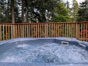 Outdoor spa tub - Wooded Island Retreat: Hot Tub, Spa Shower & Ultimate Privacy Near Beach (Freeland)
