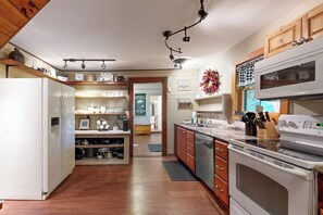 Wasserkocher mit Kaffee-/Teezubehör, Kühlschrank, Mikrowelle, Ofen