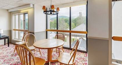 Mountainside efficiency w/ pool & hot tub; walk to lifts & town