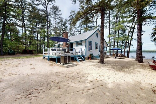 Secluded bayfront cottage with private beach, grill, & bay views