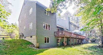 Cozy condo on the river with a wood-burning stove, deck & W/D - near skiing
