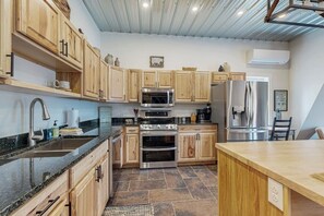 Fridge, microwave, oven, stovetop - Mountain view retreat with furnished deck, kitchen, gas grill, & washer/dryer (Littleton)