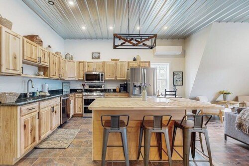 Mountain view retreat with furnished deck, kitchen, gas grill, & washer/dryer