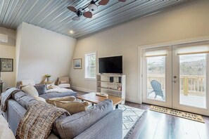 TV, books - Mountain view retreat with furnished deck, kitchen, gas grill, & washer/dryer (Littleton)