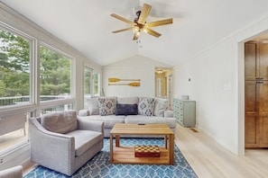 TV - Lakeside cottage with beautiful water-views and outdoor fire pit (Ossipee)