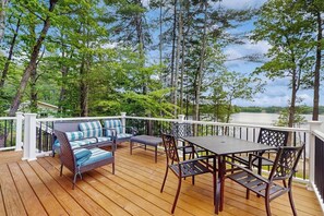 Outdoor dining - Lakeside cottage with beautiful water-views and outdoor fire pit (Ossipee)