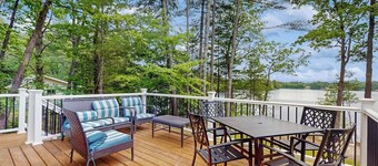 Lakeside cottage with beautiful water-views and outdoor fire pit