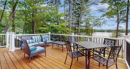 Lakeside cottage with beautiful water-views and outdoor fire pit