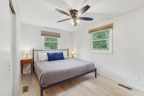 Free WiFi, bed sheets - Lakeside cottage with beautiful water-views and outdoor fire pit (Ossipee)