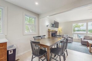 Dining - Lakeside cottage with beautiful water-views and outdoor fire pit (Ossipee)