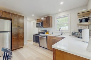 Fridge, microwave, oven, stovetop - Lakeside cottage with beautiful water-views and outdoor fire pit (Ossipee)
