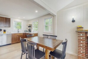 Dining - Lakeside cottage with beautiful water-views and outdoor fire pit (Ossipee)
