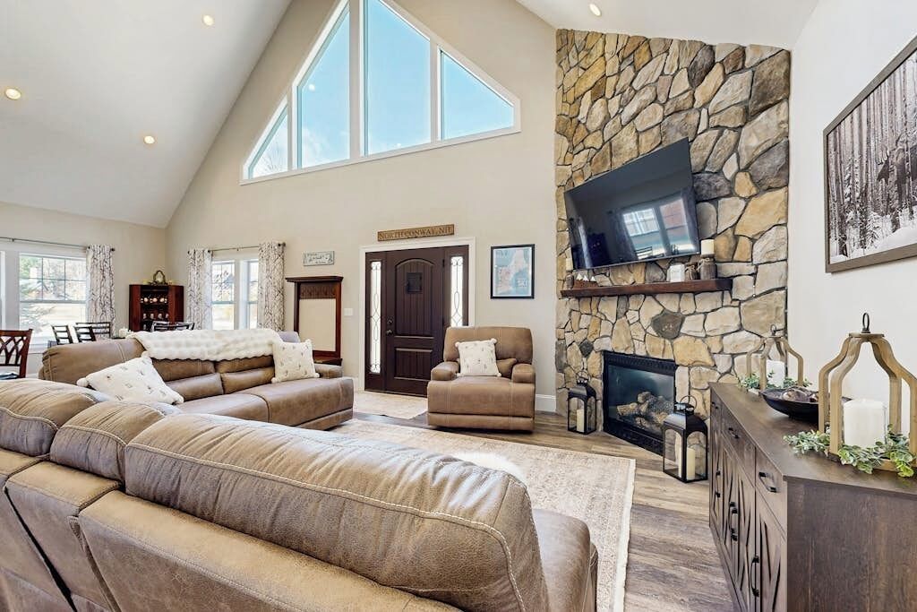 TV, fireplace